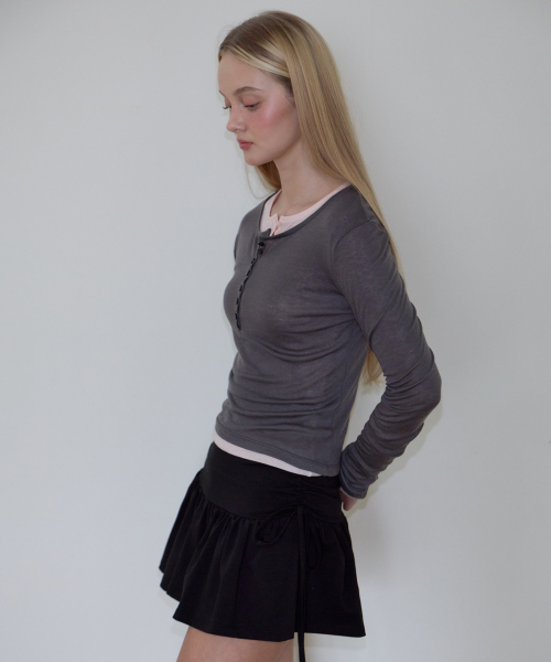 ROSEFRANTZ（ロゼフランツ）の「Henley Neck Layered Long Sleeve [Charcoal]（Tシャツ/カットソー・レディース・チャコールグレー・OS）」の7枚目の写真
