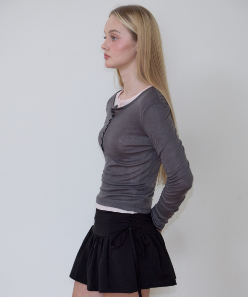 ROSEFRANTZ（ロゼフランツ）の「Henley Neck Layered Long Sleeve [Charcoal]（Tシャツ/カットソー・レディース・チャコールグレー・OS）」の8枚目の写真