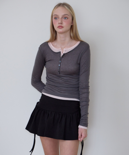 ROSEFRANTZ（ロゼフランツ）の「Henley Neck Layered Long Sleeve [Charcoal]（Tシャツ/カットソー・レディース・チャコールグレー・OS）」の9枚目の写真