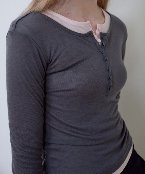 ROSEFRANTZ（ロゼフランツ）の「Henley Neck Layered Long Sleeve [Charcoal]（Tシャツ/カットソー・レディース・チャコールグレー・OS）」の10枚目の写真