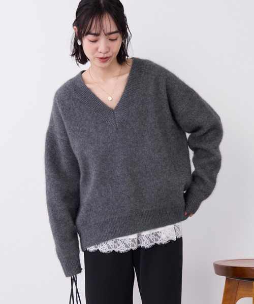 MICA&DEAL(マイカ&ディール)の「ラクーンデュアルVネックニット(ニット/セーター・レディース・グレー/ベージュ/チャコールグレー・FREE)」の1枚目の写真