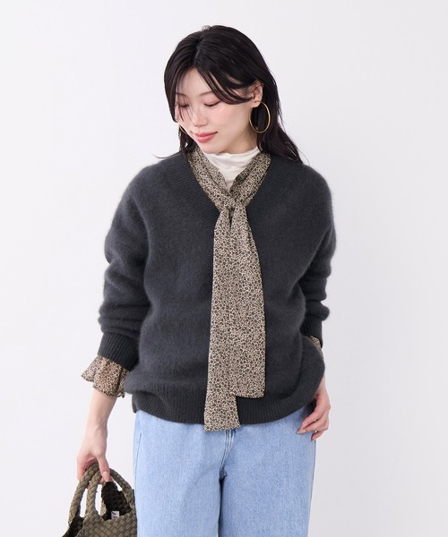 MICA&DEAL(マイカ&ディール)の「ラクーンデュアルVネックニット(ニット/セーター・レディース・グレー/ベージュ/チャコールグレー・FREE)」の2枚目の写真