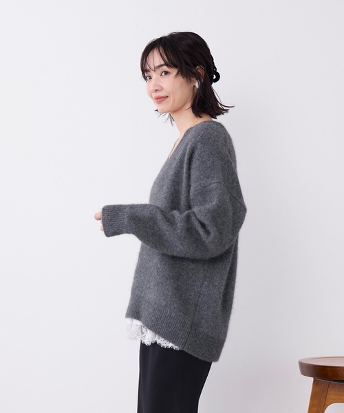 MICA&DEAL(マイカ&ディール)の「ラクーンデュアルVネックニット(ニット/セーター・レディース・グレー/ベージュ/チャコールグレー・FREE)」の5枚目の写真