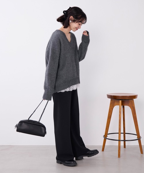 MICA&DEAL(マイカ&ディール)の「ラクーンデュアルVネックニット(ニット/セーター・レディース・グレー/ベージュ/チャコールグレー・FREE)」の8枚目の写真