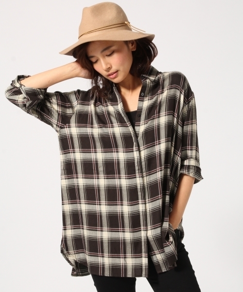 GLOBAL WORK(グローバルワーク)の「レーヨンロングシャツ長袖/725108(シャツ/ブラウス・レディース・ダークブラウン/ホワイト/ワインレッド/ネイビー/レッド/ホワイト系その他・LARGE/SMALL/MEDIUM)」の4枚目の写真