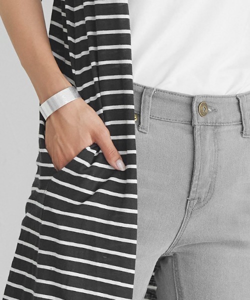 Pierrot(ピエロ)の「UVカットスラブ素材ロングトッパーカーディガン(カーディガン/ボレロ・レディース・ホワイト/ホワイト系その他/カーキオリーブ/アッシュブラウン/ネイビー/ブラック系その他/杢グレー/ブラック/レモンイエロー/コーラル/ブルー系その他/イエロー/ライトベージュ/ブルー系その他2・L/M)」の22枚目の写真