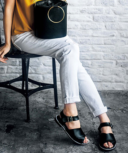 GeeRA(ジーラ)の「レザー調フラットサンダル(サンダル・レディース・ブラック/ホワイト・X-LARGE/MEDIUM/SMALL/LARGE)」の3枚目の写真