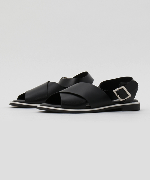 GeeRA(ジーラ)の「レザー調フラットサンダル(サンダル・レディース・ブラック/ホワイト・X-LARGE/MEDIUM/SMALL/LARGE)」の2枚目の写真