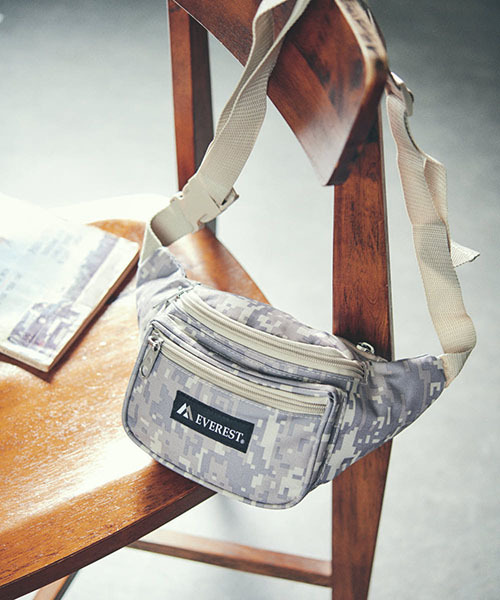 EVEREST（エベレスト）の「【EVEREST/エベレスト】Signature Waist Pack /ウエストバッグ（ボディバッグ/ウエストポーチ・レディース・ホワイト/ブラック/ダークグリーン/パープル/ネイビー/レッド/ピンク/ターコイズブルー/オレンジ/ブルー系その他2/ライトグリーン/ブルー系その他/オリーブ/コーラルピンク/ブラック系その他/ブラウン系カモフラージュ/グリーン系カモフラージュ・FREE）」の17枚目の写真
