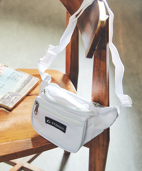 EVEREST（エベレスト）の「【EVEREST/エベレスト】Signature Waist Pack /ウエストバッグ（ボディバッグ/ウエストポーチ・レディース・ホワイト/ブラック/ダークグリーン/パープル/ネイビー/レッド/ピンク/ターコイズブルー/オレンジ/ブルー系その他2/ライトグリーン/ブルー系その他/オリーブ/コーラルピンク/ブラック系その他/ブラウン系カモフラージュ/グリーン系カモフラージュ・FREE）」の2枚目の写真