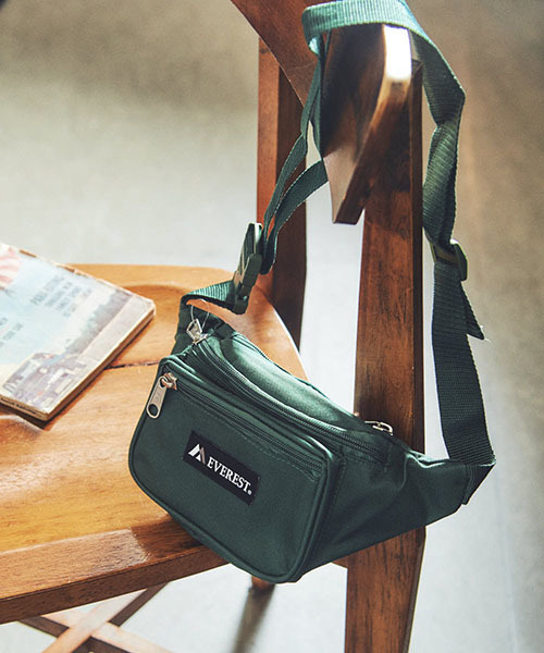 EVEREST（エベレスト）の「【EVEREST/エベレスト】Signature Waist Pack /ウエストバッグ（ボディバッグ/ウエストポーチ・レディース・ホワイト/ブラック/ダークグリーン/パープル/ネイビー/レッド/ピンク/ターコイズブルー/オレンジ/ブルー系その他2/ライトグリーン/ブルー系その他/オリーブ/コーラルピンク/ブラック系その他/ブラウン系カモフラージュ/グリーン系カモフラージュ・FREE）」の5枚目の写真