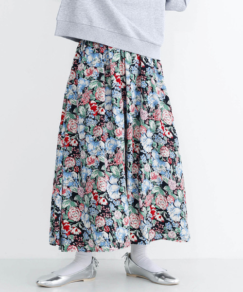 MERLOT（メルロー）の「花柄タックフレアスカート1724（スカート・レディース・ブラック/ベージュ/ネイビー・FREE）」の2枚目の写真