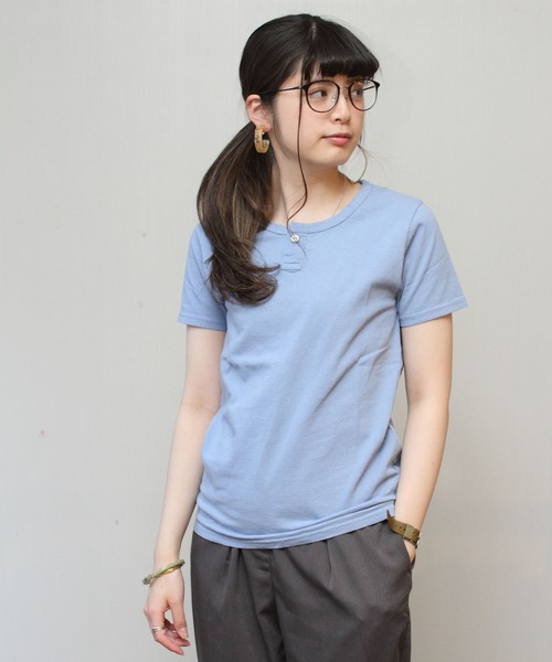 EEL（イール）の「EEL / イール 別注 陶器ボタンのヘンリー（Tシャツ/カットソー・メンズ・ホワイト/グレー/サックスブルー・M/L/XL/XS）」の2枚目の写真