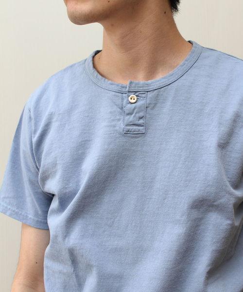 EEL（イール）の「EEL / イール 別注 陶器ボタンのヘンリー（Tシャツ/カットソー・メンズ・ホワイト/グレー/サックスブルー・M/L/XL/XS）」の6枚目の写真