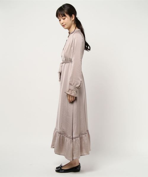 KOBE LETTUCE(コウベレタス)の「フリルネックマットサテンロングシャツワンピース(ワンピース・レディース・グリーン系その他/ピンク系その他/グレイッシュベージュ・FREE)」の4枚目の写真
