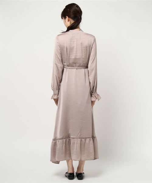 KOBE LETTUCE(コウベレタス)の「フリルネックマットサテンロングシャツワンピース(ワンピース・レディース・グリーン系その他/ピンク系その他/グレイッシュベージュ・FREE)」の5枚目の写真