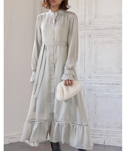 KOBE LETTUCE(コウベレタス)の「フリルネックマットサテンロングシャツワンピース(ワンピース・レディース・グリーン系その他/ピンク系その他/グレイッシュベージュ・FREE)」の3枚目の写真