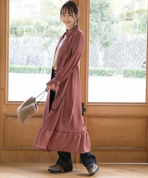 KOBE LETTUCE(コウベレタス)の「フリルネックマットサテンロングシャツワンピース(ワンピース・レディース・グリーン系その他/ピンク系その他/グレイッシュベージュ・FREE)」の1枚目の写真