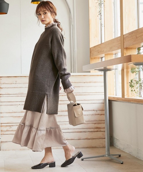 KOBE LETTUCE(コウベレタス)の「フリルネックマットサテンロングシャツワンピース(ワンピース・レディース・グリーン系その他/ピンク系その他/グレイッシュベージュ・FREE)」の2枚目の写真