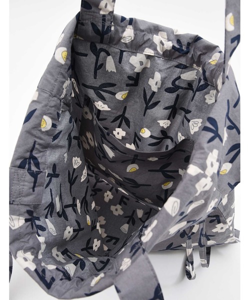 POU DOU DOU（プードゥドゥ）の「フラワープリント巾着バッグ（トートバッグ・レディース・ダークグレー/ネイビー・8）」の7枚目の写真