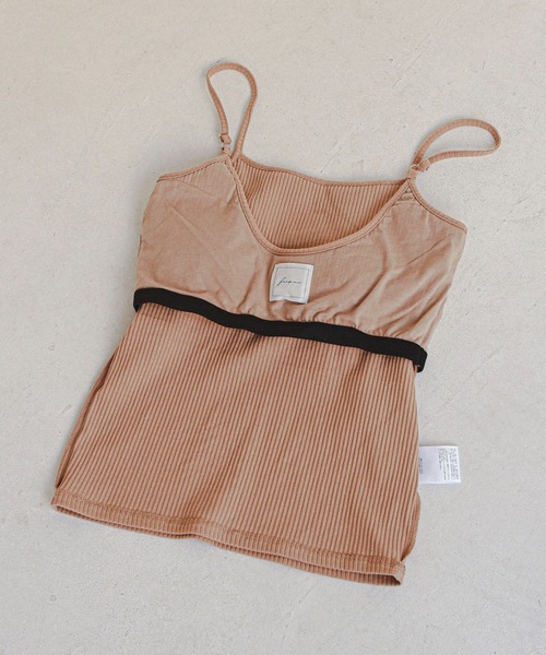 feepur(フェピュール)の「パッド付きバックオープンリブキャミソール(キャミソール・レディース・ブラック/ベージュ/サックスブルー/オフホワイト・MEDIUM)」の11枚目の写真