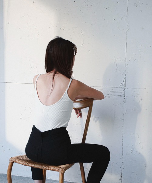 feepur(フェピュール)の「パッド付きバックオープンリブキャミソール(キャミソール・レディース・ブラック/ベージュ/サックスブルー/オフホワイト・MEDIUM)」の10枚目の写真