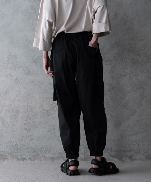 KUUUPY（クーピー）の「Gather Balloon Cargo Pants - ギャザーバルーンカーゴパンツ（カーゴパンツ・メンズ・ブラック/チャコールグレー・SMALL/MEDIUM/LARGE）」の7枚目の写真