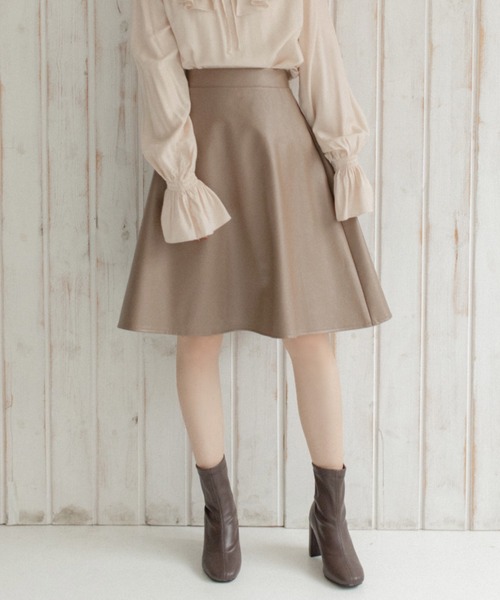 Mysa&Liina（ミーサリーナ）の「ミドル丈合皮サーキュラースカート（スカート・レディース・ブラック/ライム/アイボリー/モカ・M）」の4枚目の写真