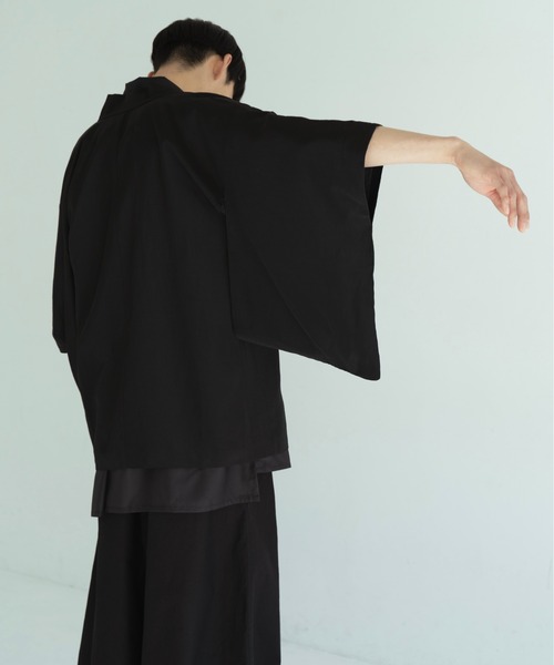 Utusiyo(ウツシヨ)の「haori 羽衣(ノーカラージャケット・メンズ・ベージュ/ブラック・FREE)」の5枚目の写真