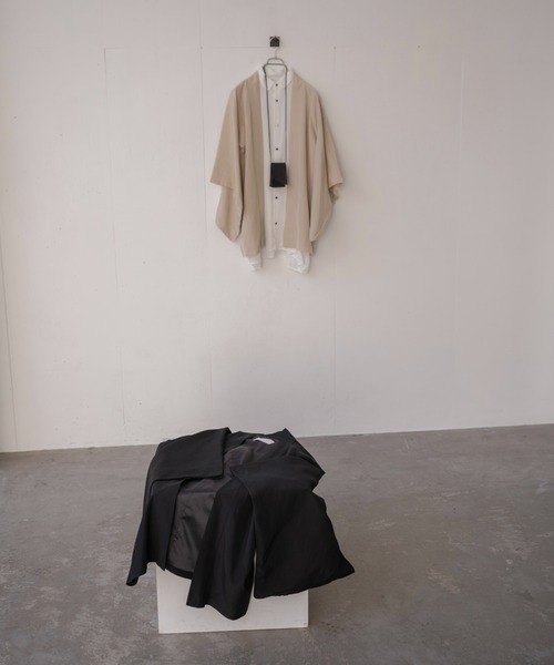 Utusiyo(ウツシヨ)の「haori 羽衣(ノーカラージャケット・メンズ・ベージュ/ブラック・FREE)」の19枚目の写真