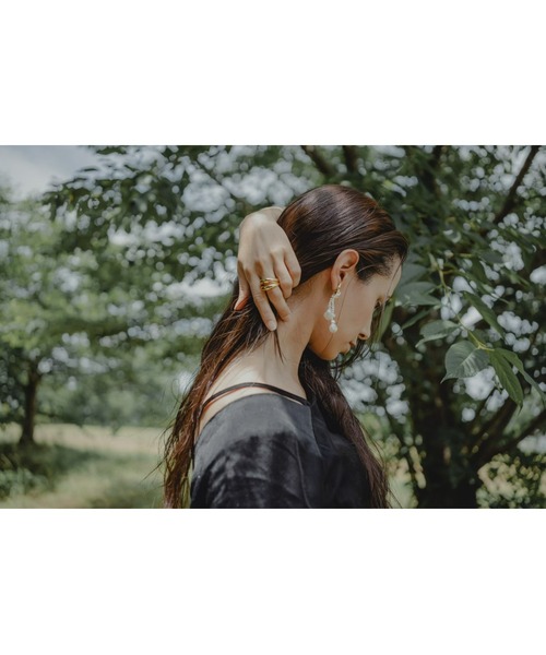mou(モウ)の「【Na.moda】Gold bumpy long pearl pierce(ピアス(両耳用)・レディース・ゴールド・FREE)」の13枚目の写真