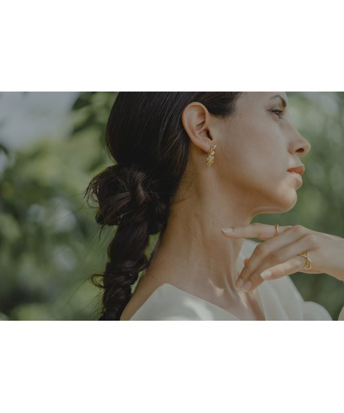 mou(モウ)の「【Na.moda】Gold bumpy long pearl pierce(ピアス(両耳用)・レディース・ゴールド・FREE)」の3枚目の写真