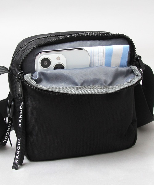 KANGOL（カンゴール）の「2層式 ロゴ刺繍 ポリエステル スクエア ミニショルダーバッグ（ショルダーバッグ・メンズ・ブラック・FREE）」の16枚目の写真