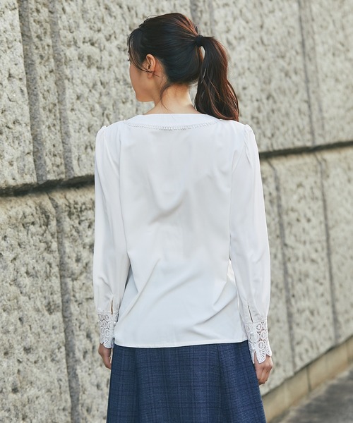 SMILE ORCHID(スマイルオーキッド)の「パールボタン&レース袖Vネックブラウス(シャツ/ブラウス・レディース・ホワイト・M/L)」の9枚目の写真