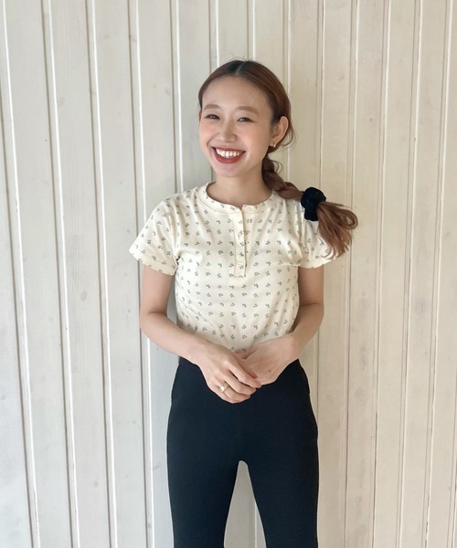 GIMME GIMME（ギミーギミー）の「フラワー ヘンリーネック リブTシャツ gimw22s005（Tシャツ/カットソー・レディース・アイボリー・FREE）」の2枚目の写真