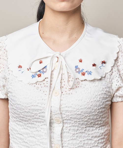 paravion(パラビオン)の「K/フラワー刺しゅう付け衿(付け襟・レディース・ホワイト・ONESIZE)」の1枚目の写真
