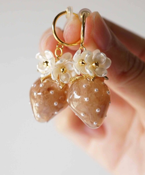 CERCA（チェルカ）の「jolie minette/いちごフラワー フープ イヤリング/サージカルステンレス316L（イヤリング・レディース・シルバー/ゴールド/ベージュ/ブラック/ブラウン・FREE）」の3枚目の写真