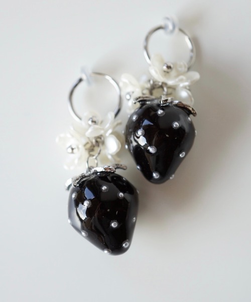 CERCA（チェルカ）の「jolie minette/いちごフラワー フープ イヤリング/サージカルステンレス316L（イヤリング・レディース・シルバー/ゴールド/ベージュ/ブラック/ブラウン・FREE）」の2枚目の写真