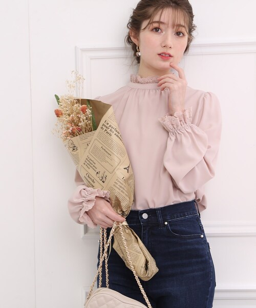 couture brooch(クチュールブローチ)の「◆【着映えデザイン!前後2WAY】エンブロレースブラウス(シャツ/ブラウス・レディース・アイボリー/ベビーピンク/ライトグレー/ネイビー・38/40/42)」の6枚目の写真