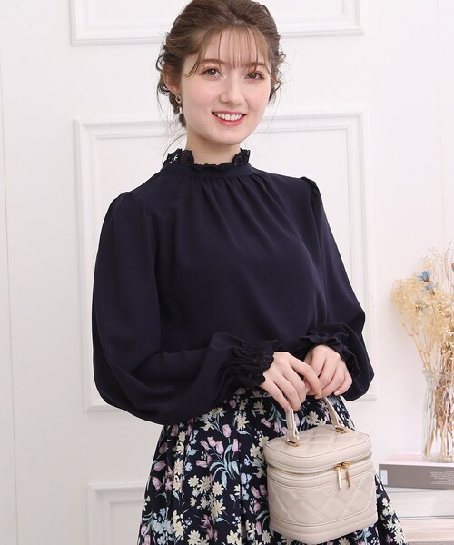 couture brooch(クチュールブローチ)の「◆【着映えデザイン!前後2WAY】エンブロレースブラウス(シャツ/ブラウス・レディース・アイボリー/ベビーピンク/ライトグレー/ネイビー・38/40/42)」の7枚目の写真