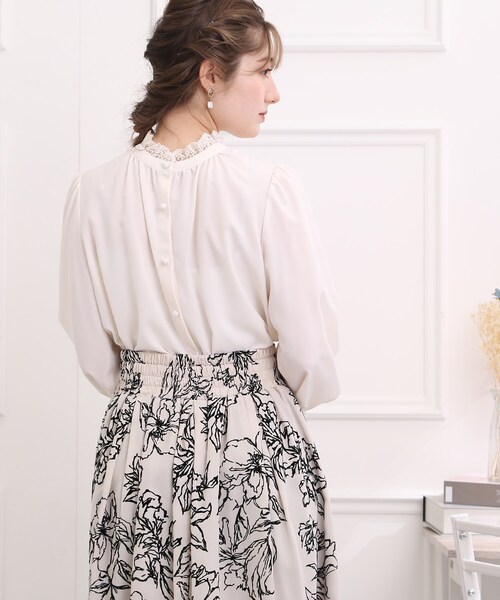 couture brooch(クチュールブローチ)の「◆【着映えデザイン!前後2WAY】エンブロレースブラウス(シャツ/ブラウス・レディース・アイボリー/ベビーピンク/ライトグレー/ネイビー・38/40/42)」の9枚目の写真