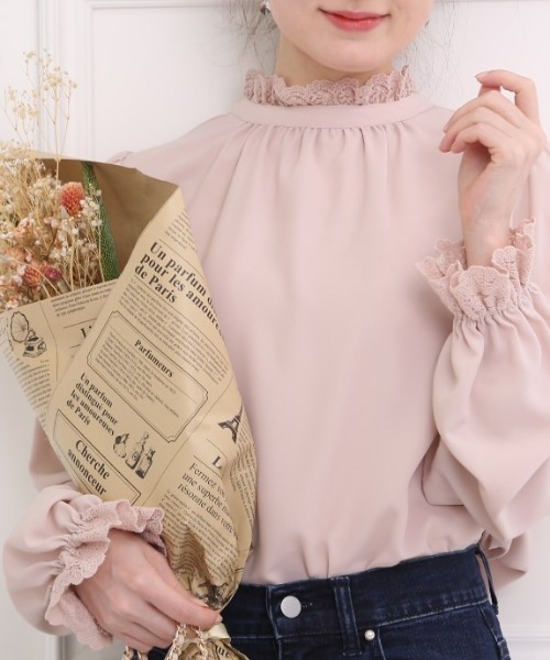 couture brooch(クチュールブローチ)の「◆【着映えデザイン!前後2WAY】エンブロレースブラウス(シャツ/ブラウス・レディース・アイボリー/ベビーピンク/ライトグレー/ネイビー・38/40/42)」の4枚目の写真