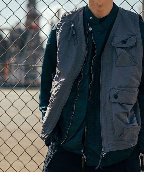 dip(ディップ)の「dip × BEAMS PLUS / 別注 Radio Vest(ベスト・メンズ・チャコールグレー/レッド/ネイビー・S/M/L/XL)」の7枚目の写真