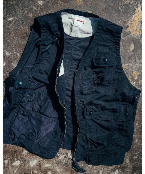 dip(ディップ)の「dip × BEAMS PLUS / 別注 Radio Vest(ベスト・メンズ・チャコールグレー/レッド/ネイビー・S/M/L/XL)」の11枚目の写真
