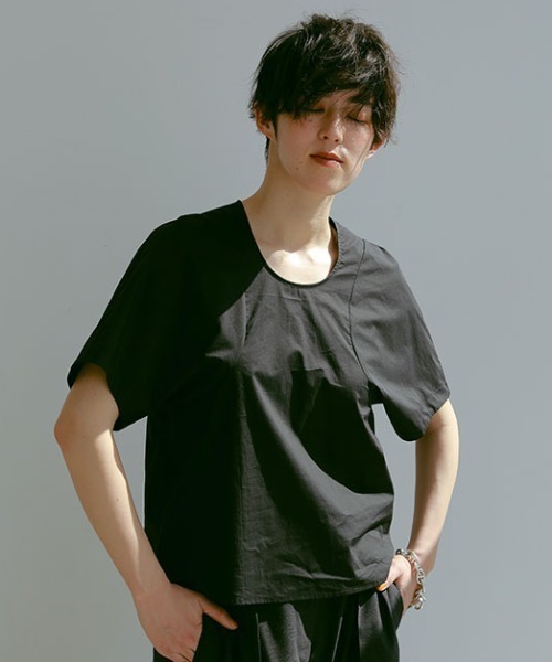 ETRE TOKYO(エトレトウキョウ)の「ラウンドネックTブラウス(Tシャツ/カットソー・レディース・ブラウン/ブラック/ホワイト・FREE)」の4枚目の写真