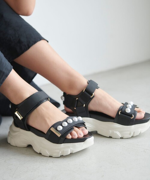 Feroux（フェルゥ）の「パールポイントスポーツ サンダル（サンダル・レディース・ベージュ系/ブラック系・LARGE/MEDIUM）」の2枚目の写真