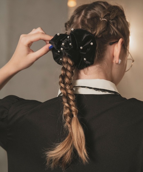 BONLECILL noir（ボンルシールノワール）の「【BONLECILL noir】パールベロアシュシュ（シュシュ・レディース・ブラック・FREE）」の5枚目の写真