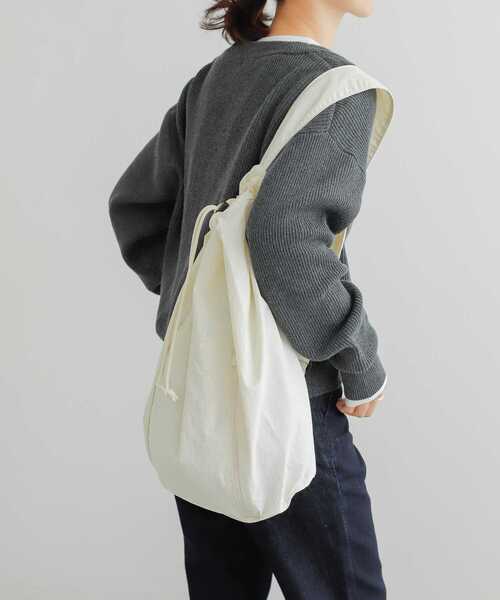 URBAN RESEARCH DOORS（アーバンリサーチドアーズ）の「ドロストリングワンショルダー（ショルダーバッグ・メンズ・オフホワイト/グレー系その他/ブラック・-）」の4枚目の写真