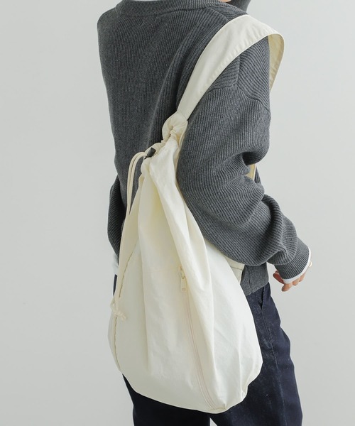 URBAN RESEARCH DOORS（アーバンリサーチドアーズ）の「ドロストリングワンショルダー（ショルダーバッグ・メンズ・オフホワイト/グレー系その他/ブラック・-）」の5枚目の写真