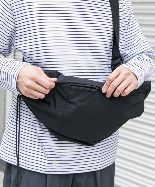 URBAN RESEARCH DOORS（アーバンリサーチドアーズ）の「ドロストリングワンショルダー（ショルダーバッグ・メンズ・オフホワイト/グレー系その他/ブラック・-）」の9枚目の写真